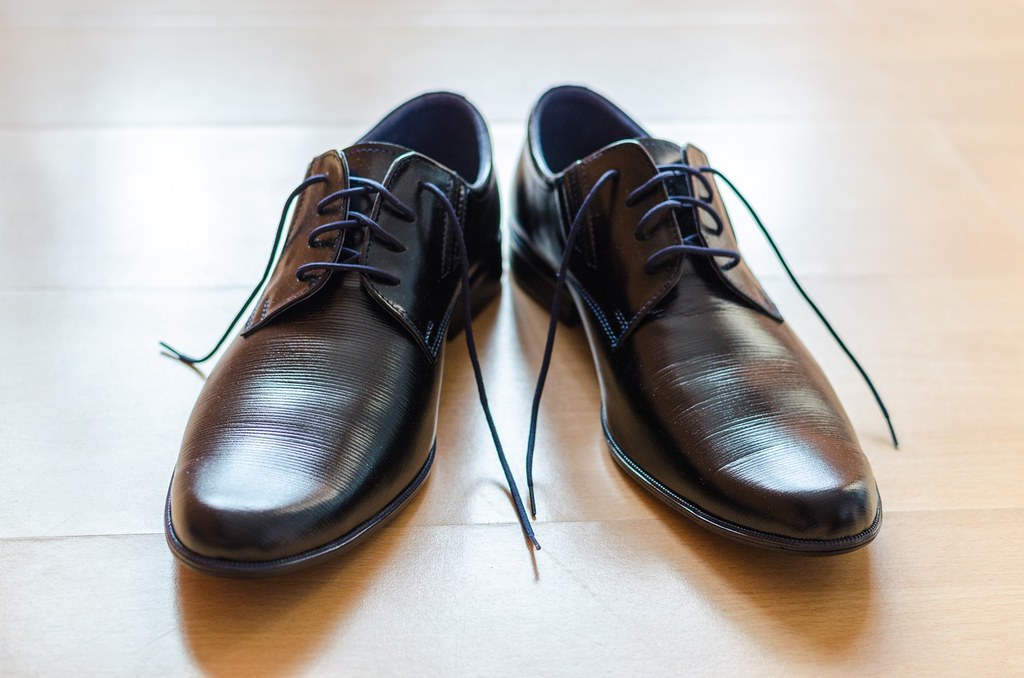 Leather insoles and footwear materials used to explain heel pressure and cracked skin risk